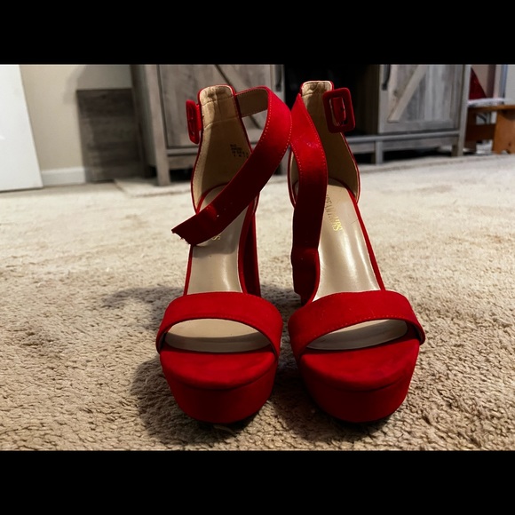 Red high heels - Picture 1 of 4